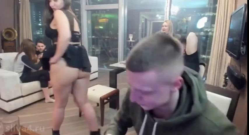 32-летняя милфа сняла трусы на стриме у Мелстроя и показала голую жопу